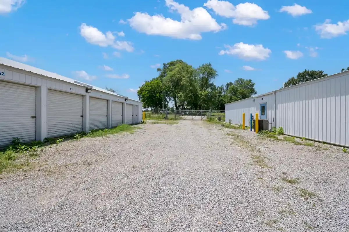 Drive lanes KO Storage of Mount Vernon, MO