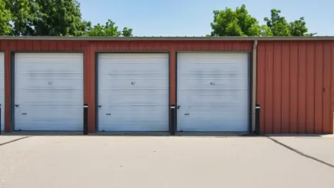 outdoor storage units at the Manhattan - Murray Rd. storage facility
